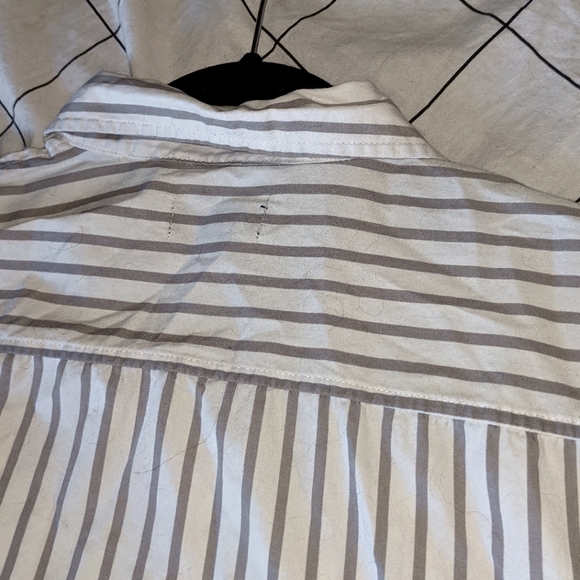 ✨2/$40✨ FOREVER 21 grey/white striped short sleeve button down shirt - Picture 2 of 4